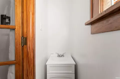 Entry Way - 918 E Fox St, South Bend, IN 46613 photo 1 of 3