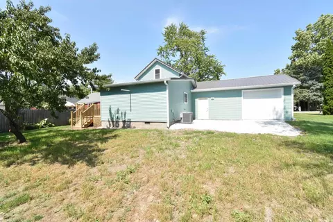 Exterior - 1004 E 8th St, Fowler, IN 47944 photo 3 of 6