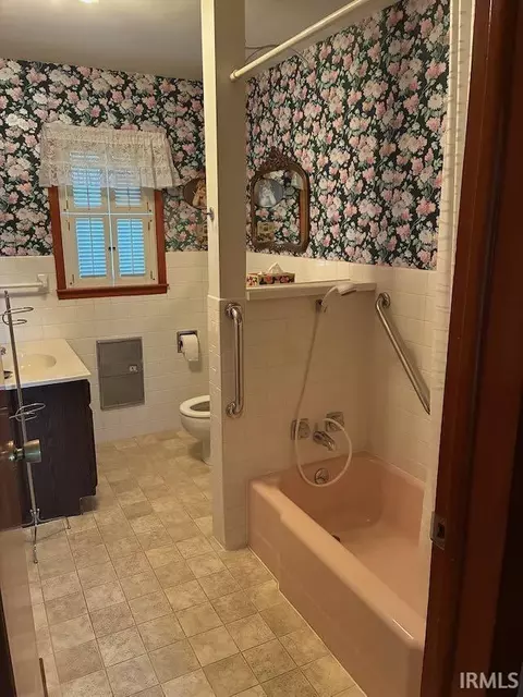Bath - 618 Elnora St, Odon, IN 47562 photo 1 of 2