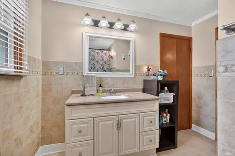 Bath - 39 Lambert Dr, Mount Carmel, IL 62863 photo 1 of 3