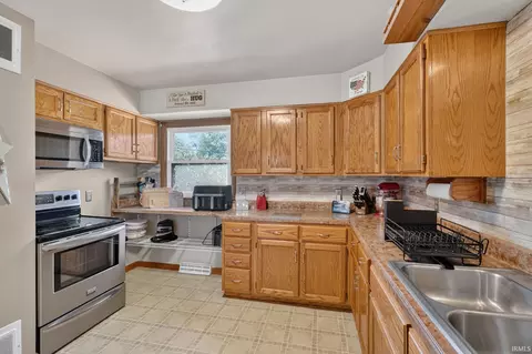 Kitchen - 39 Lambert Dr, Mount Carmel, IL 62863 photo 2 of 4