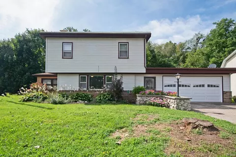 9615 N Steinbarger Lake Dr, Wawaka, IN 46794
