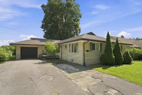 912 N Warick Dr, Muncie, IN 47304