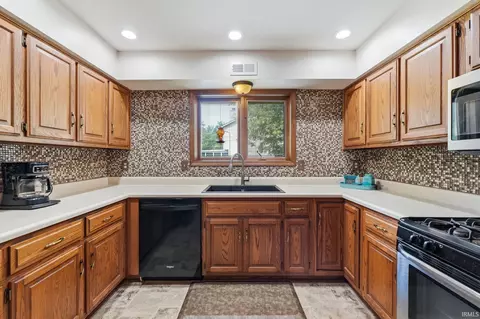 Kitchen - 2598 E Maple Dr, Bluffton, IN 46714 photo 3 of 3