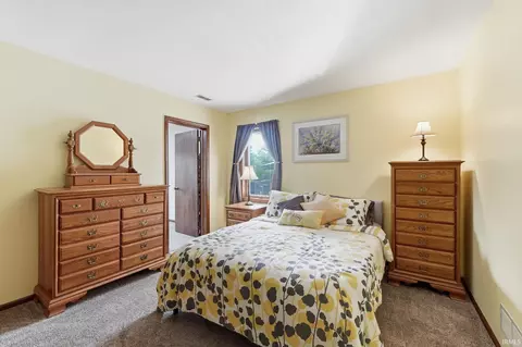 Bedroom - 2598 E Maple Dr, Bluffton, IN 46714 photo 3 of 4