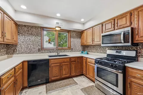 Kitchen - 2598 E Maple Dr, Bluffton, IN 46714 photo 2 of 3