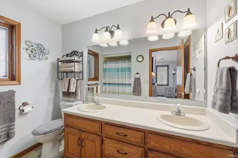 Bath - 2598 E Maple Dr, Bluffton, IN 46714 photo 1 of 2