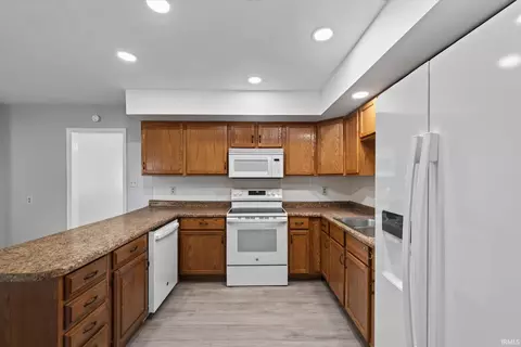 Kitchen - 4154 W Daniel Ave, Bloomington, IN 47403 photo 2 of 2