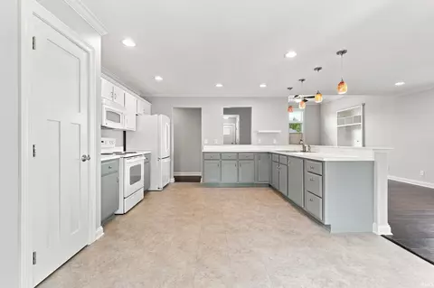 Kitchen - 2829 Hedgerow Pass, Fort Wayne, IN 46804 photo 2 of 4