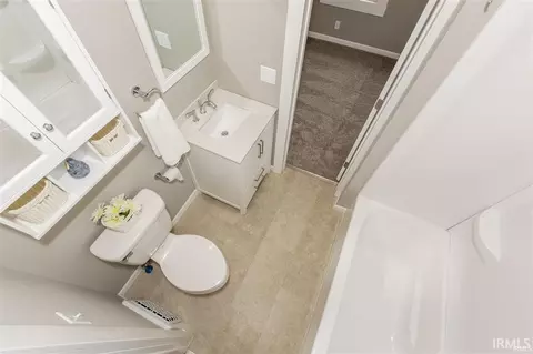 Bath - 814 Eckman St, South Bend, IN 46614 photo 2 of 2