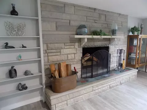 Living - 3400 Wood St, Elkhart, IN 46516 photo 7 of 8