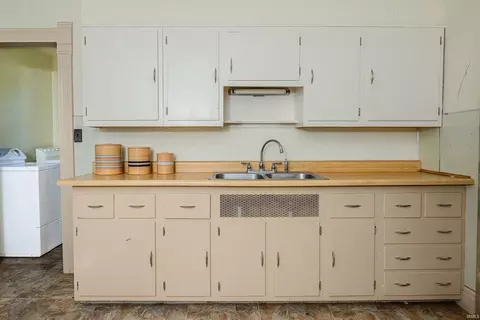 Kitchen - 449 N 7th St Cmn, Mitchell, IN 47446 photo 2 of 3