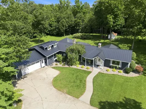 458 E Woodview Dr, Nappanee, IN 46550 photo 2