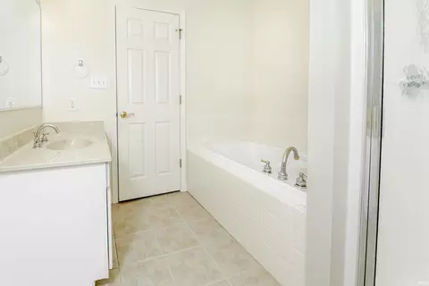 Bath - 841 S Fieldcrest Ct, Bloomington, IN 47401 photo 4 of 5