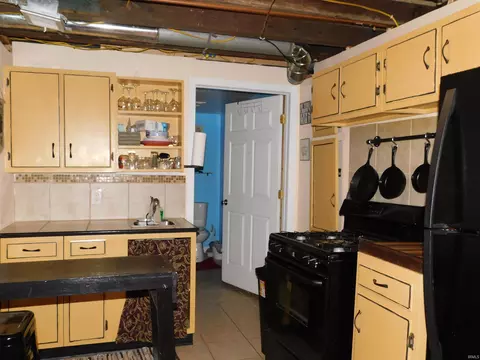 Kitchen - 4300 Jones Ln, Floyds Knobs, IN 47119 photo 5 of 6