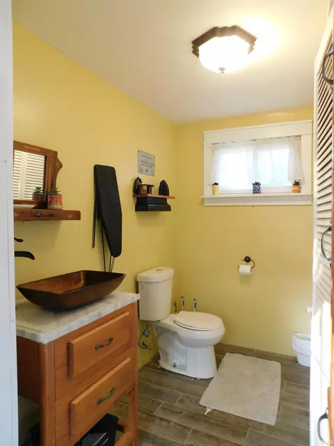 Bath - 4300 Jones Ln, Floyds Knobs, IN 47119 photo 3 of 8