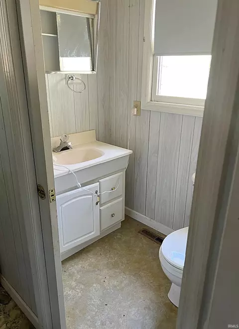 Bath - 740 E St NE, Linton, IN 47441 photo 2 of 2