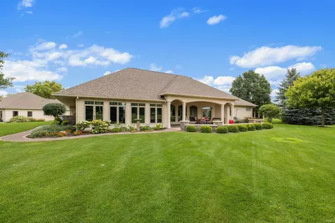 Exterior - 1802 Bent Tree Ct, Auburn, IN 46706 photo 7 of 11