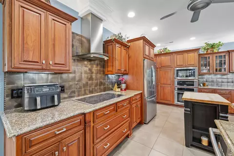 Kitchen - 1802 Bent Tree Ct, Auburn, IN 46706 photo 4 of 8