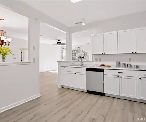 Kitchen - 3707 E Barrington Dr #D204, Bloomington, IN 47408 photo 3 of 4