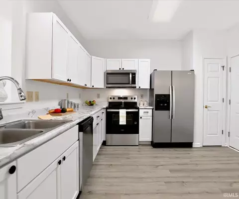 Kitchen - 3707 E Barrington Dr #D204, Bloomington, IN 47408 photo 2 of 4