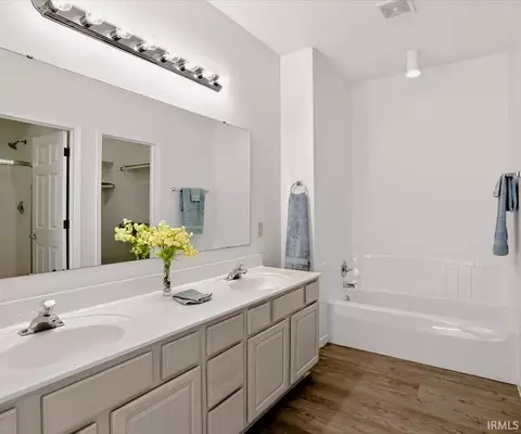 Bath - 3707 E Barrington Dr #D204, Bloomington, IN 47408 photo 1 of 3