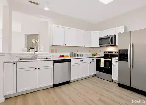 Kitchen - 3707 E Barrington Dr #D204, Bloomington, IN 47408 photo 1 of 4