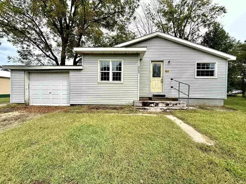 203 S Maple Ave, Medaryville, IN 47957