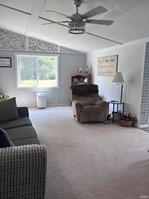 Living - 818 Union St, Covington, IN 47932 photo 2 of 3