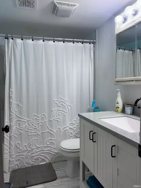 Bath - 818 Union St, Covington, IN 47932 photo 1 of 1