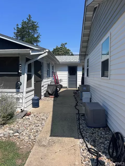 Exterior - 818 Union St, Covington, IN 47932 photo 10 of 15