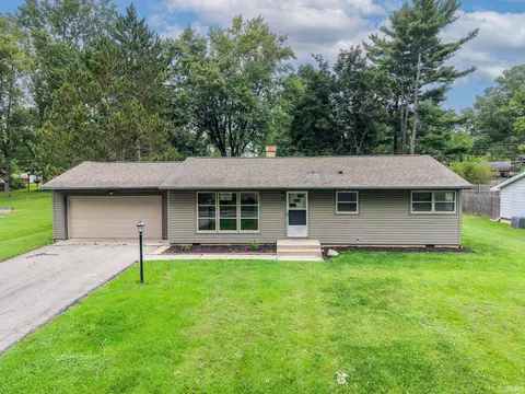 1928 Graham Dr, Fort Wayne, IN 46818
