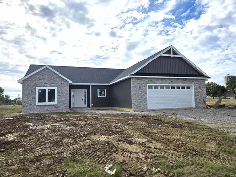 22452 Ash St, Woodburn, IN 46797