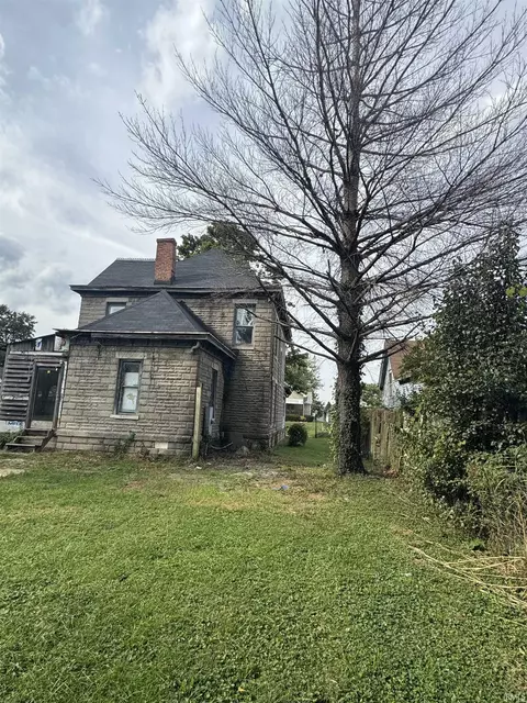 Exterior - 512 W Frank Street St, Mitchell, IN 47446 photo 3 of 6