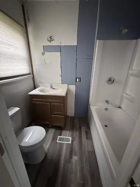 Bath - 512 W Frank Street St, Mitchell, IN 47446 photo 2 of 3