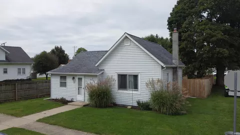 111 N Yale St, Mentone, IN 46539