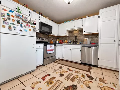 Kitchen - 1118 Kings Ridge Rd, Mitchell, IN 47446 photo 2 of 3