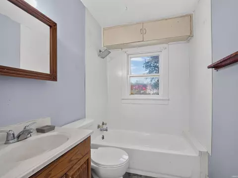 Bath - 4580 W E Dr, Albion, IN 46701 photo 1 of 2