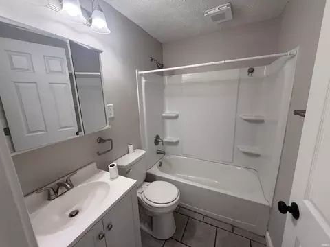 Bath - 616 E Pine St, Muncie, IN 47303 photo 1 of 1