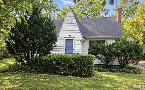 1219 W Westwood Dr, Goshen, IN 46526