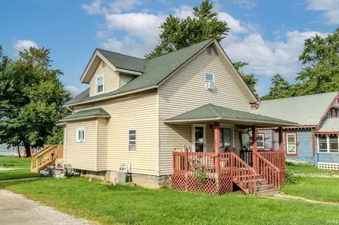 323 E Lake St, Topeka, IN 46571