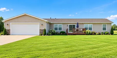 1055 W 700 N St, Howe, IN 46746