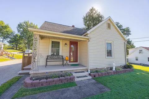 211 S Main St, Huntingburg, IN 47542