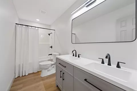 Bath - 324 W Warren St, Mitchell, IN 47446 photo 2 of 3