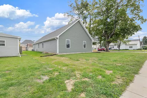 Exterior - 324 W Warren St, Mitchell, IN 47446 photo 8 of 11