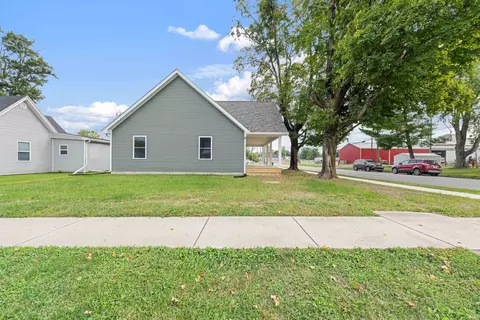 Exterior - 324 W Warren St, Mitchell, IN 47446 photo 7 of 11