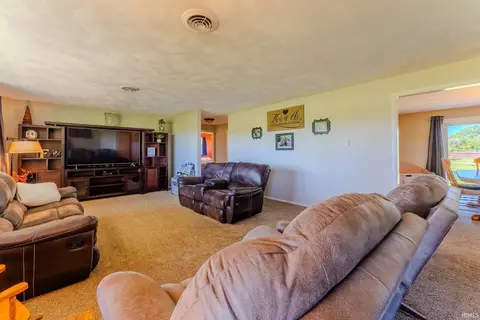 Living - 2552 S 75 E Rd, Wabash, IN 46992 photo 4 of 5