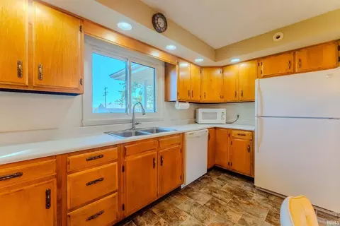 Kitchen - 2552 S 75 E Rd, Wabash, IN 46992 photo 4 of 4