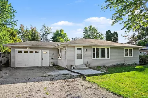 318 W Elm St, Millersburg, IN 46543