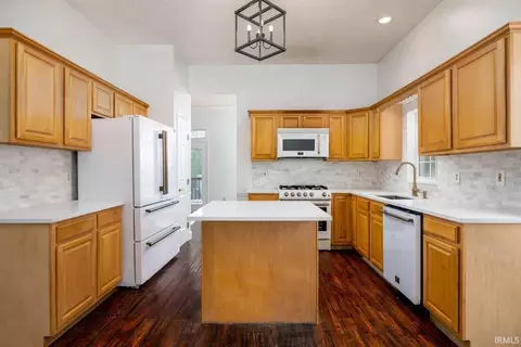 Kitchen - 2254 S Olde Mill Dr, Bloomington, IN 47401 photo 2 of 3
